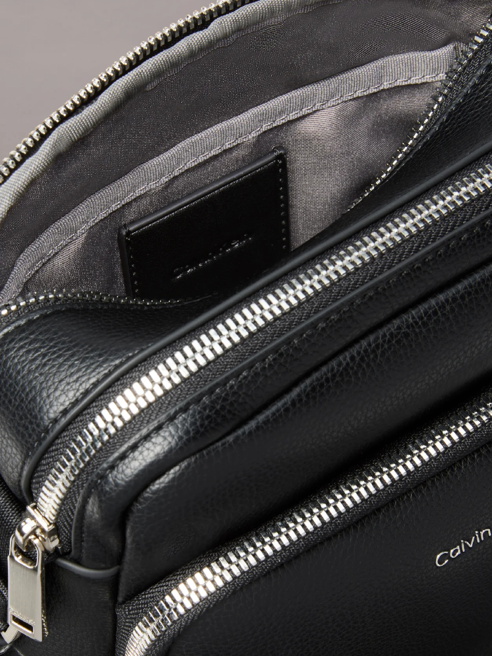 detail Calvin Klein pánska čierna taška