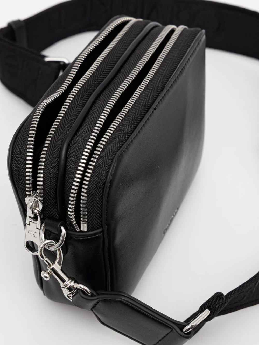 detail Calvin Klein dámska čierna kabelka