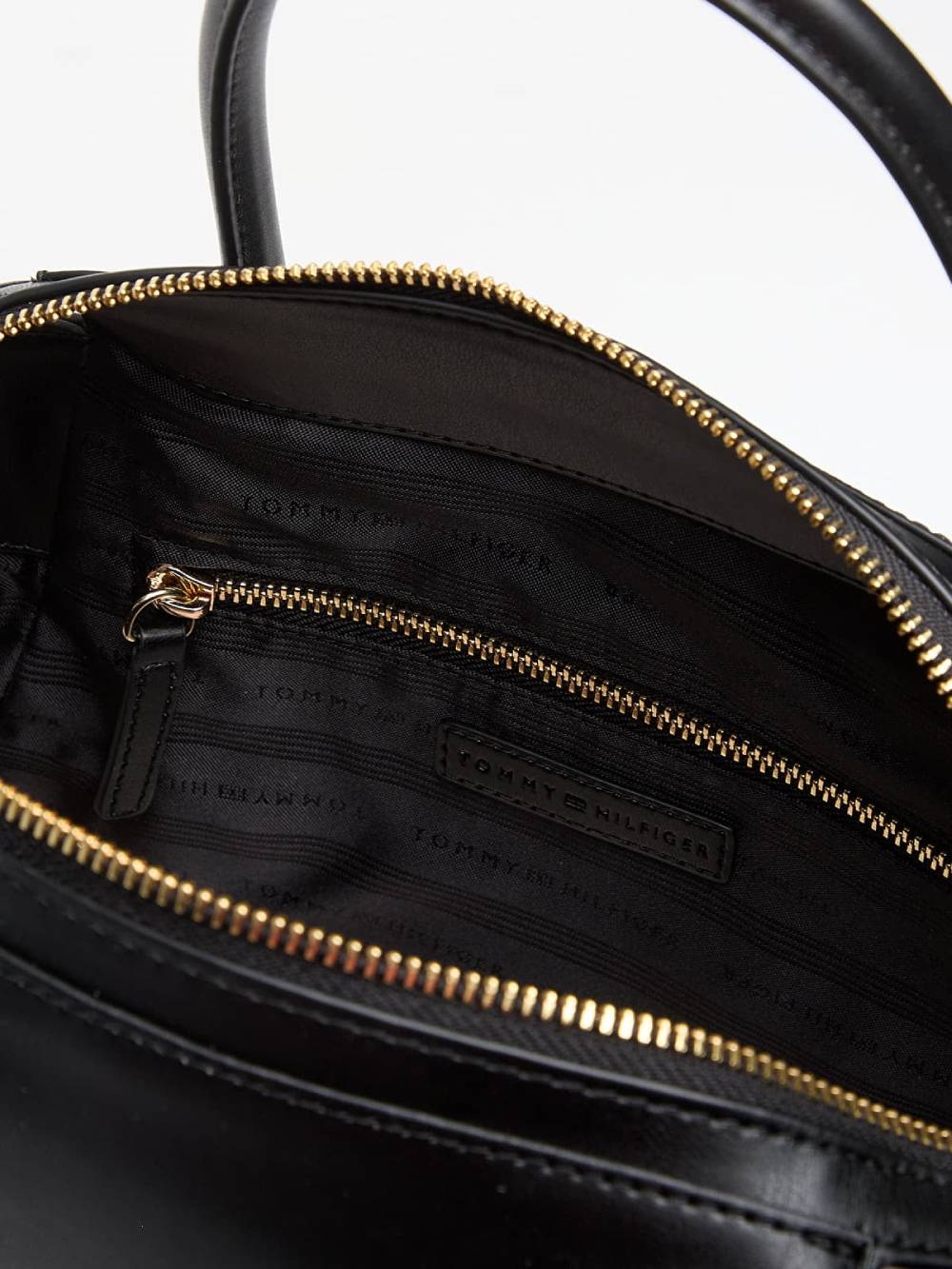 detail Tommy Hilfiger dámska čierna kabelka