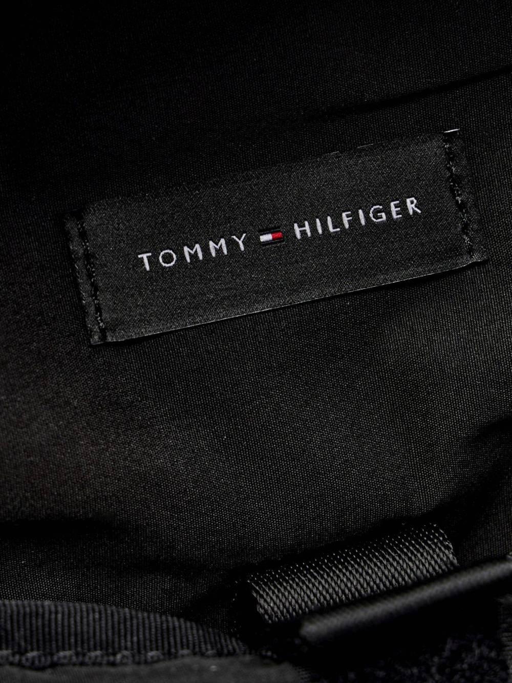 detail Tommy Hilfiger pánsky čierny batoh