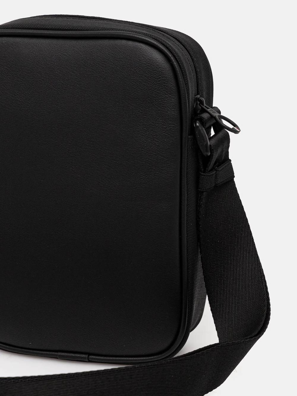 detail Tommy Hilfiger pánska čierna taška 