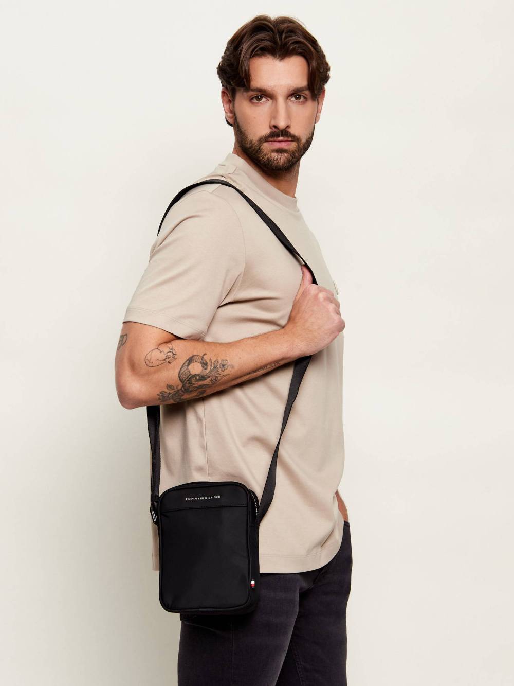 detail Tommy Hilfiger pánska čierna taška 