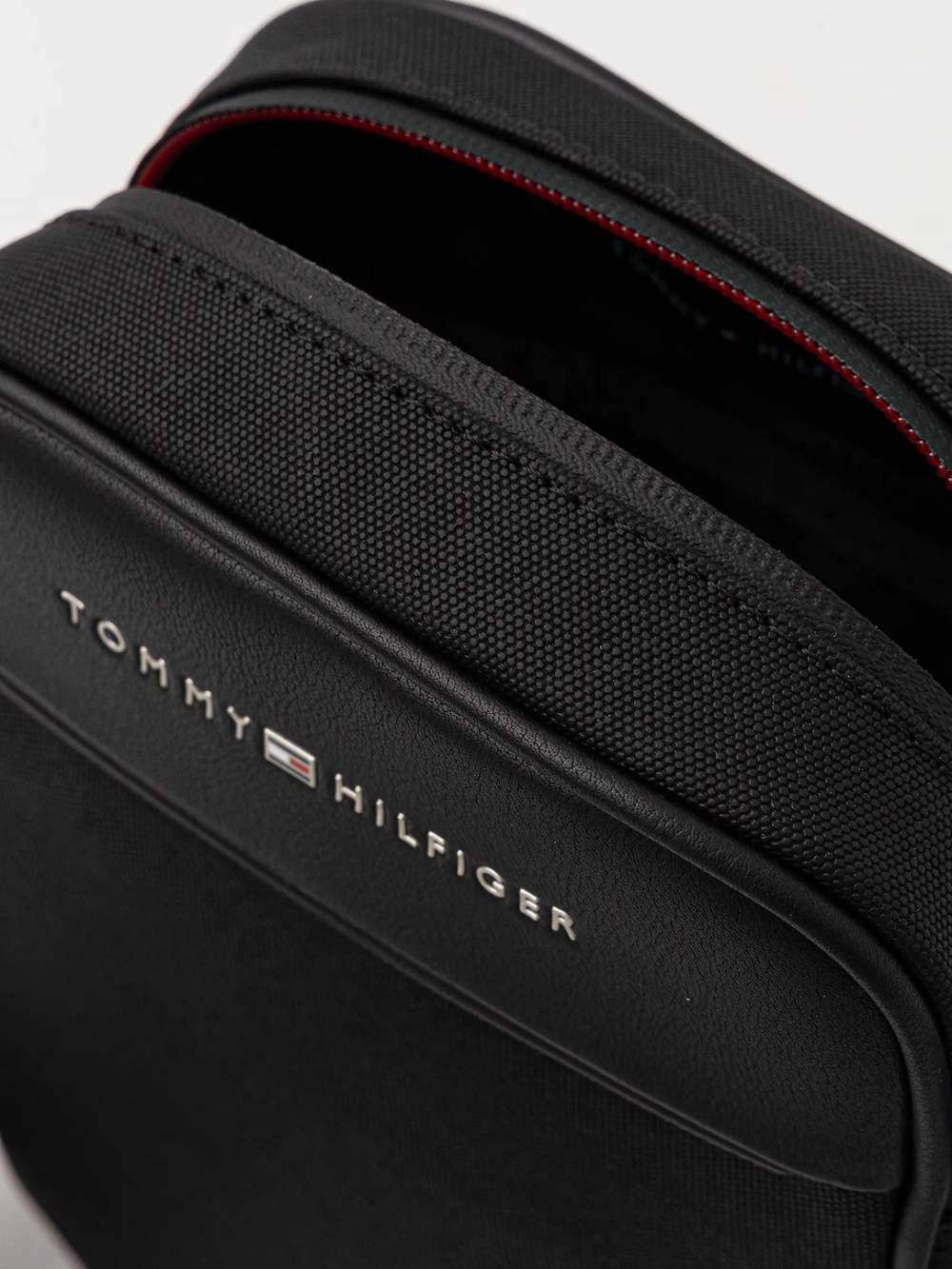 detail Tommy Hilfiger pánska čierna taška 