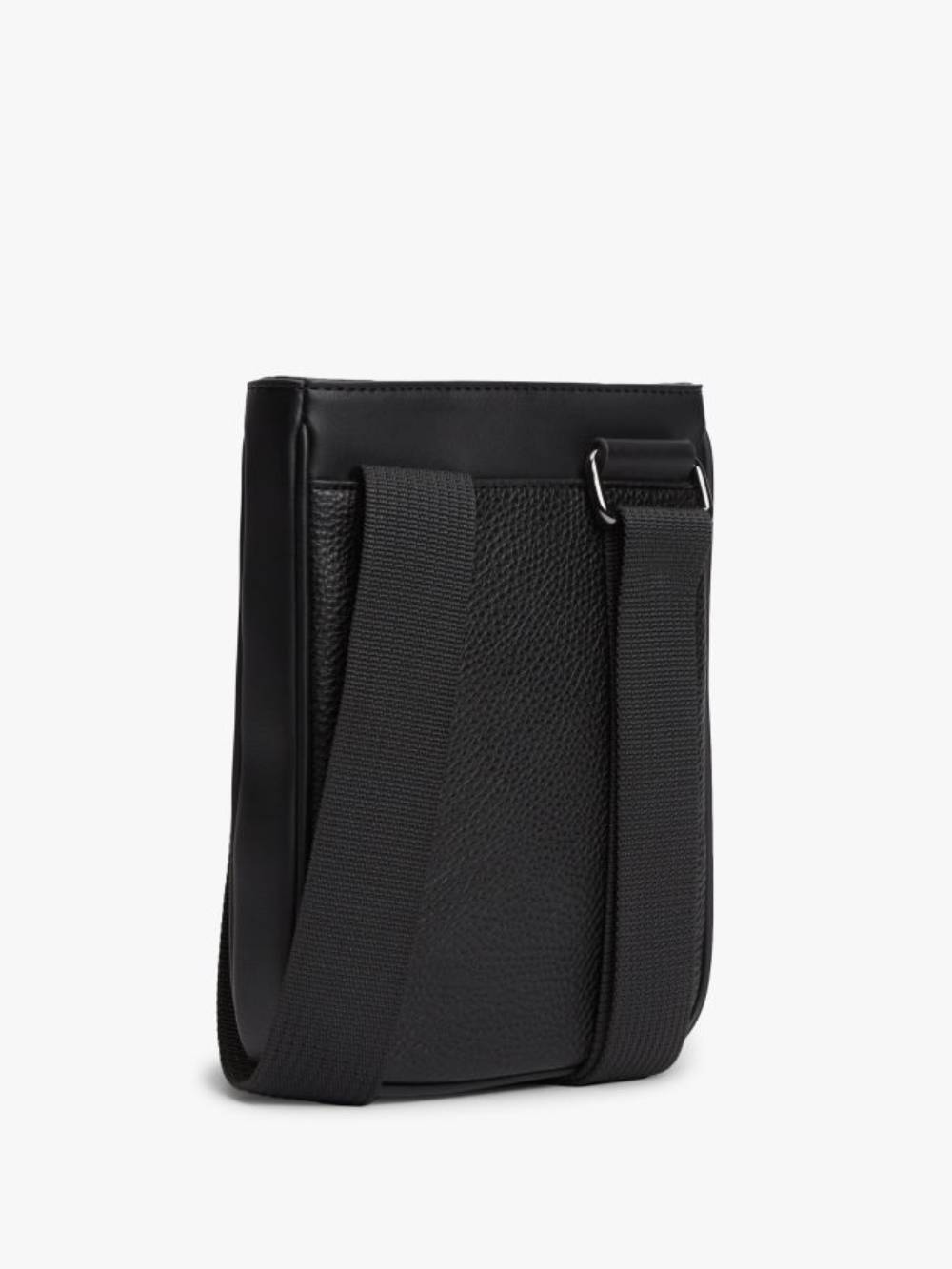 detail Tommy Hilfiger pánska čierna taška 