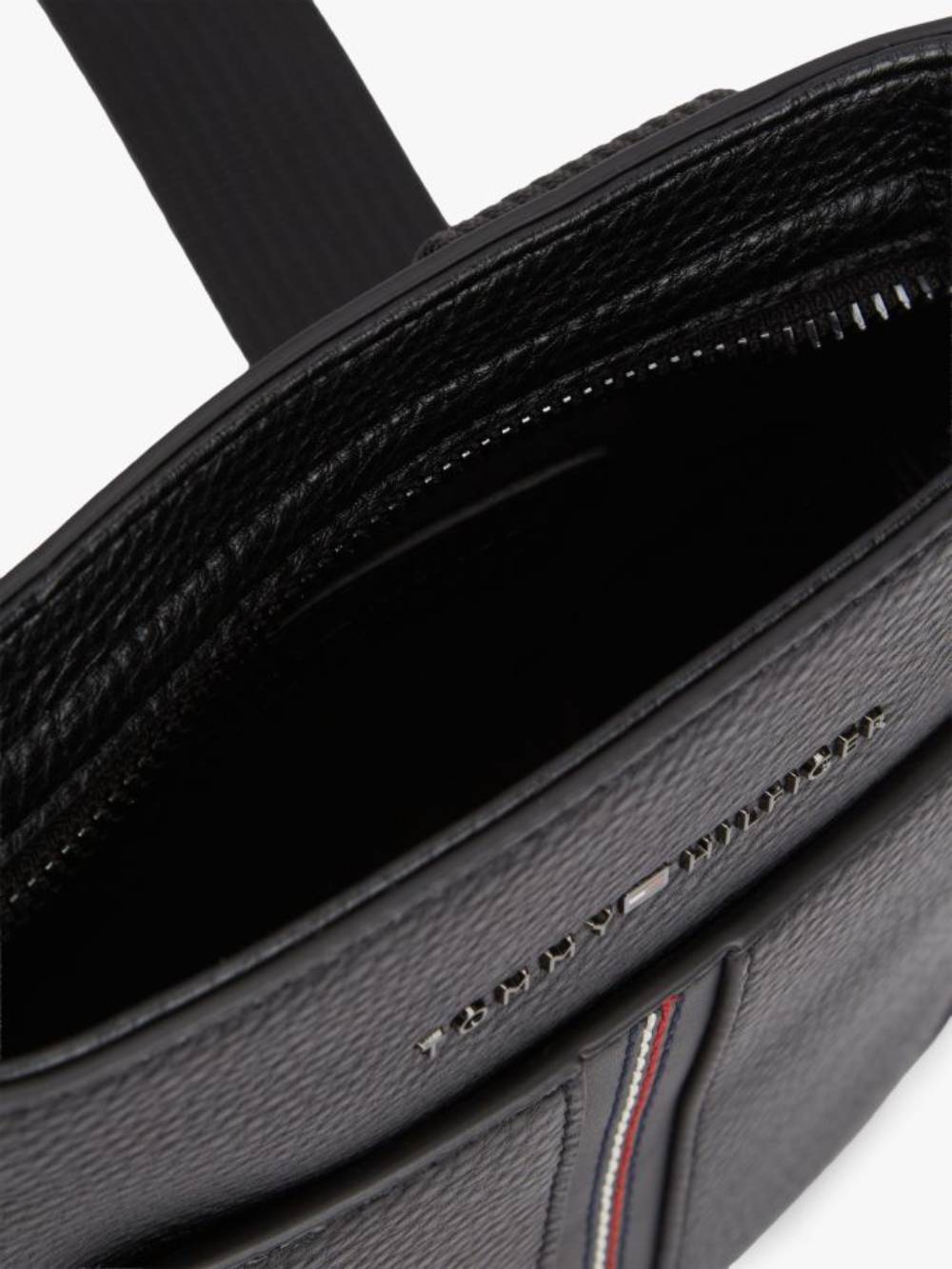 detail Tommy Hilfiger pánska čierna taška 