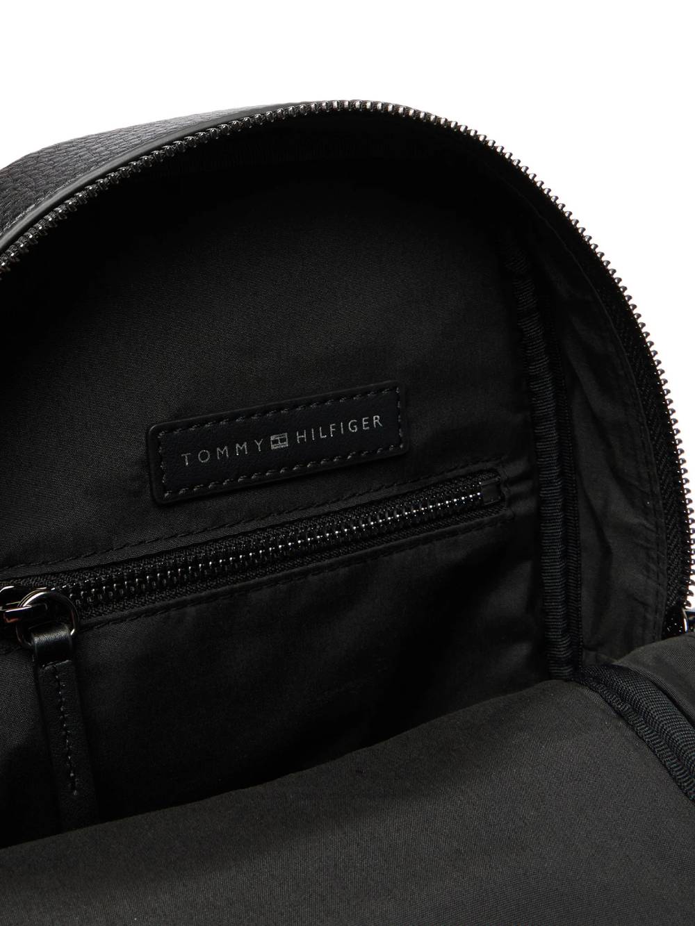 detail Tommy Hilfiger pánska čierna taška