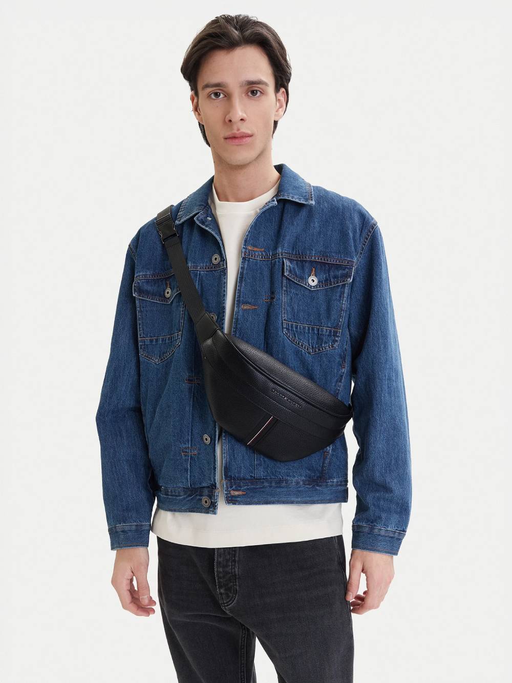 detail Tommy Hilfiger pánska čierna oblička