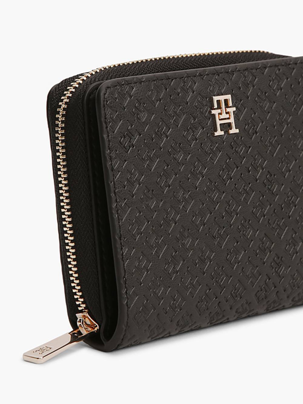 detail Tommy Hilfiger dámska čierna peňaženka 