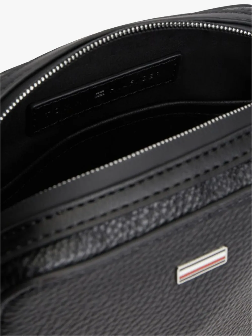 detail Tommy Hilfiger pánska čierna taška