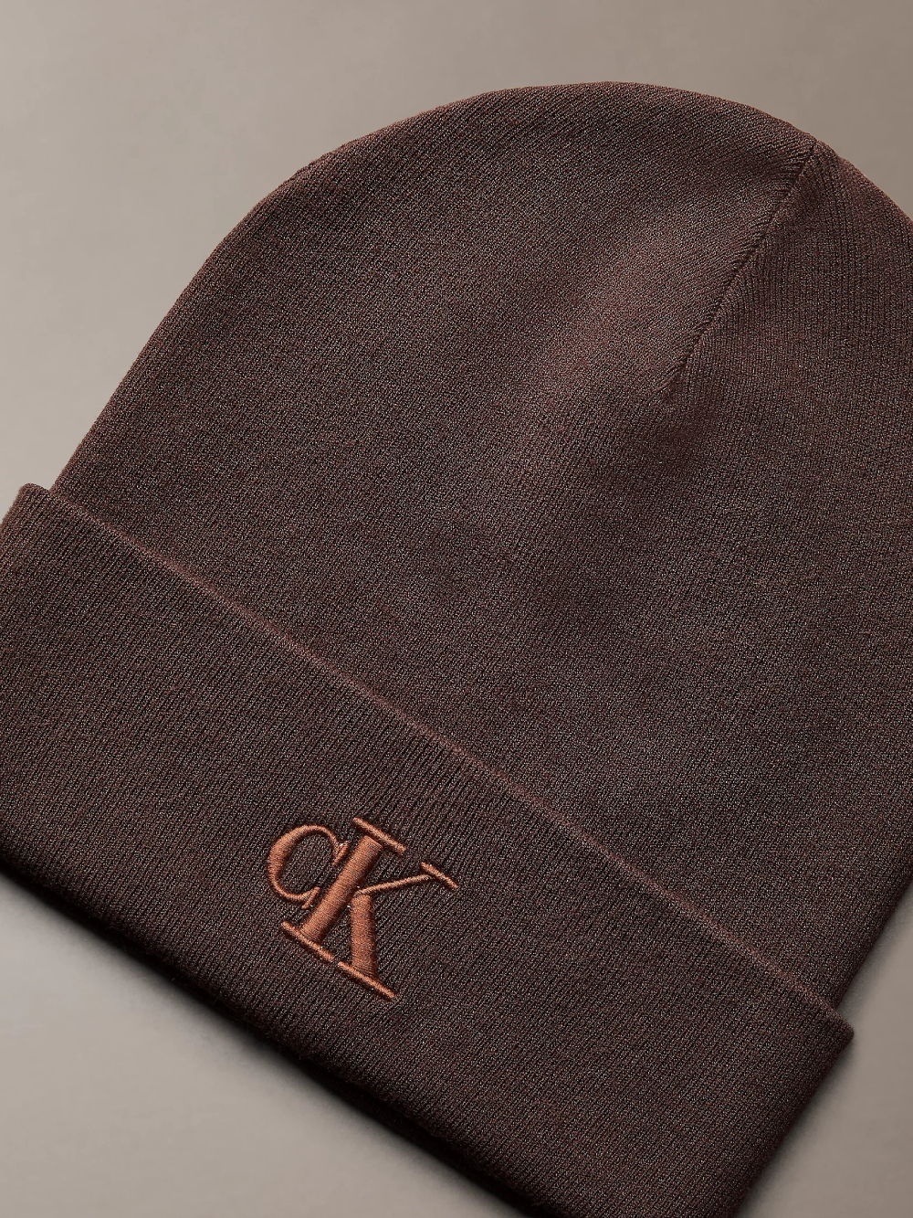 detail Calvin Klein dámska hnedá čiapka
