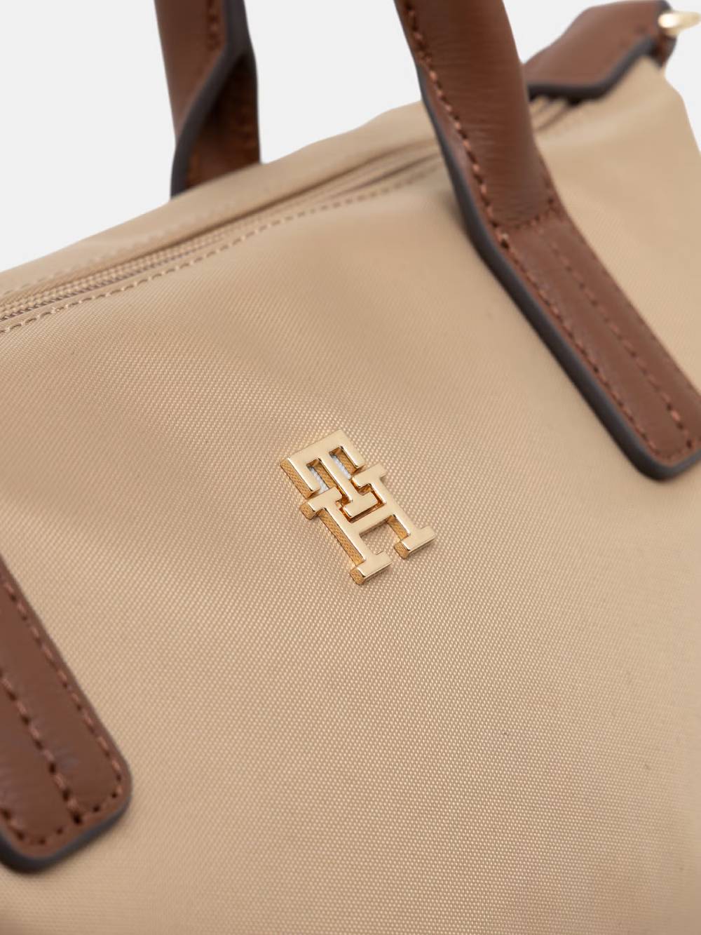 detail Tommy Hilfiger dámska béžová kabelka