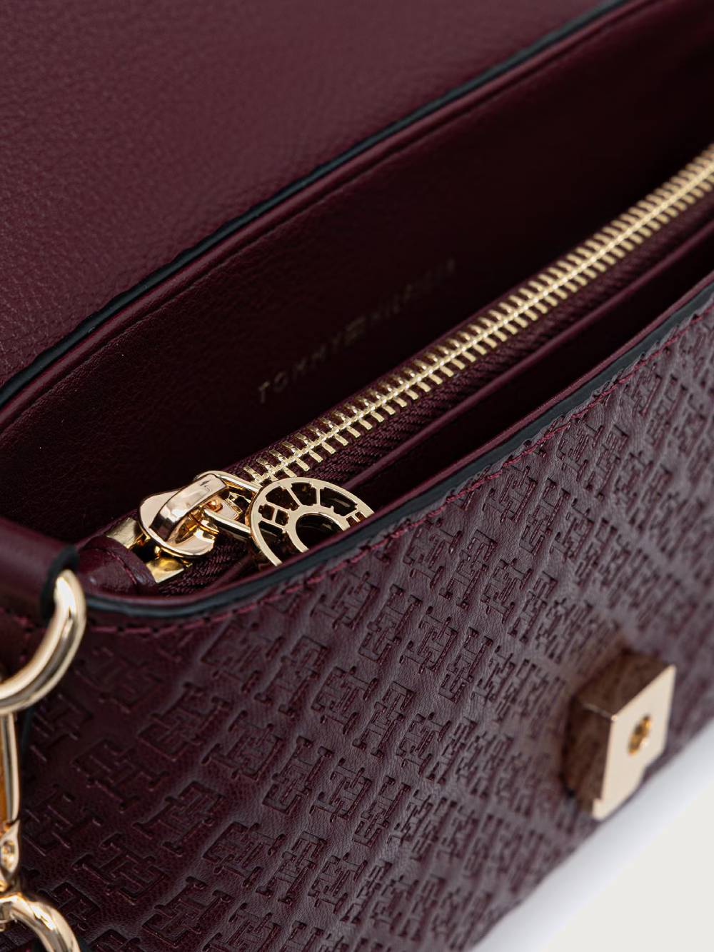 detail Tommy Hilfiger dámska bordová kabelka