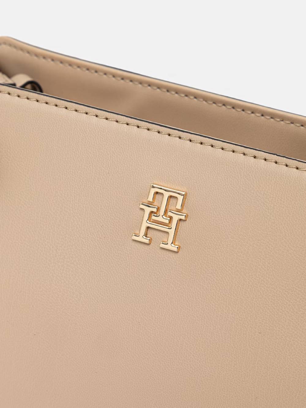detail Tommy Hilfiger dámska béžová kabelka