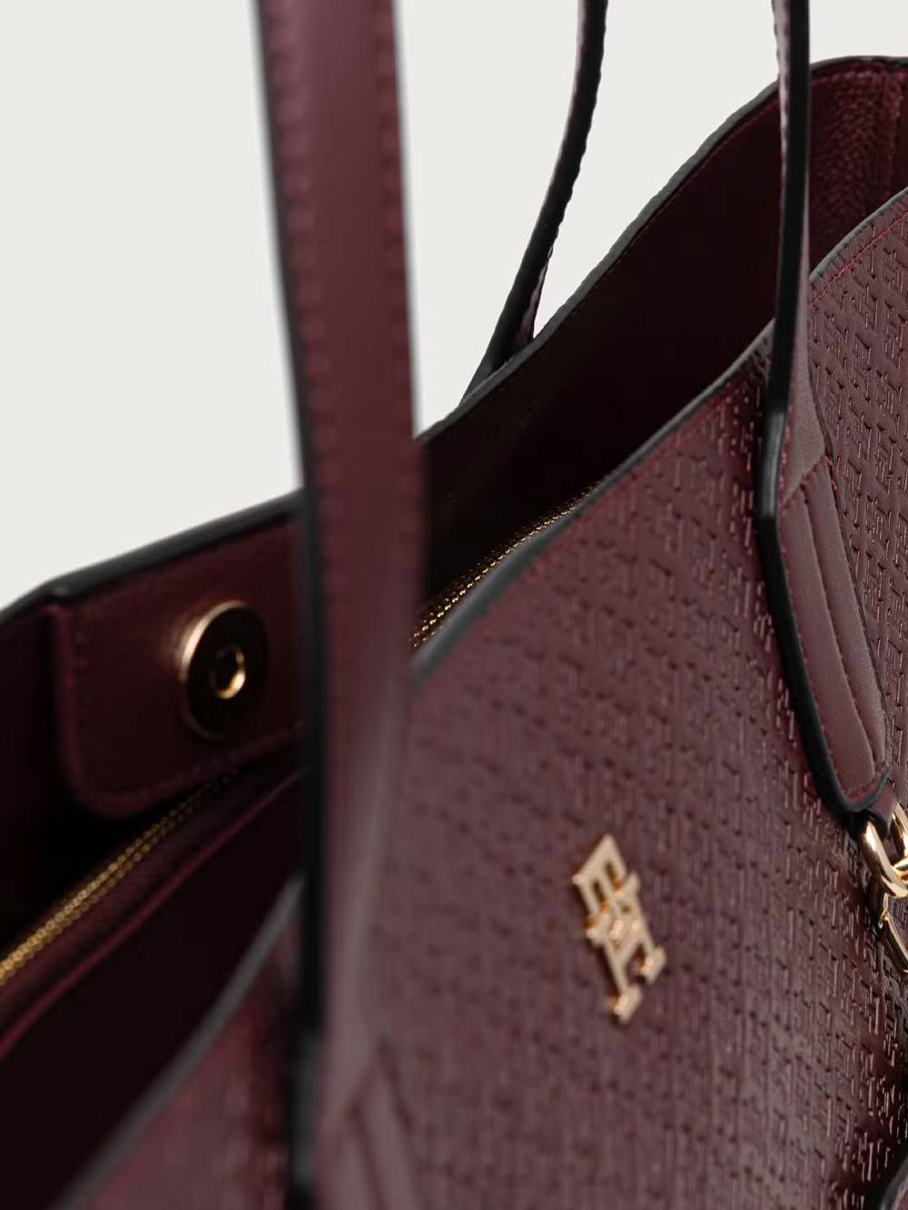 detail Tommy Hilfiger dámska bordová kabelka