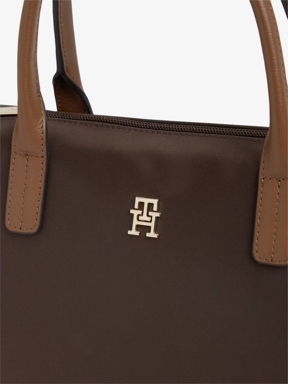 detail Tommy Hilfiger dámska hnedá kabelka