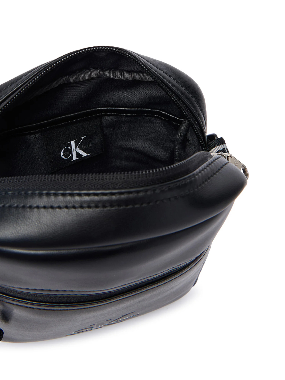 detail Calvin Klein pánska čierna taška