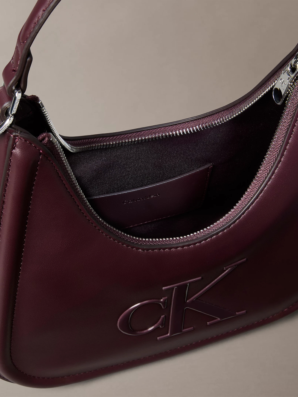 detail Calvin Klein dámska vínová kabelka