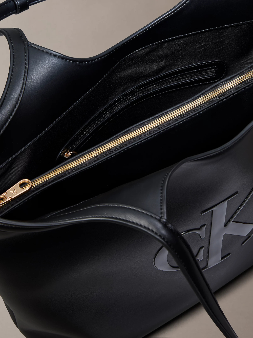 detail Calvin Klein dámska čierna kabelka