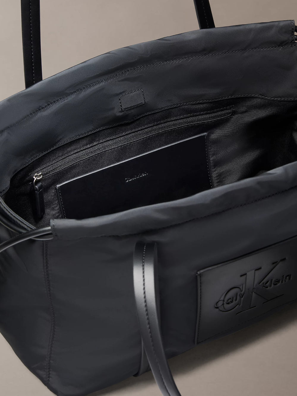 detail Calvin Klein dámska čierna kabelka