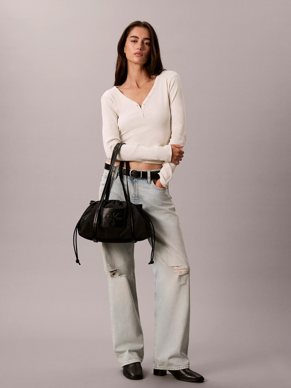 detail Calvin Klein dámska čierna kabelka