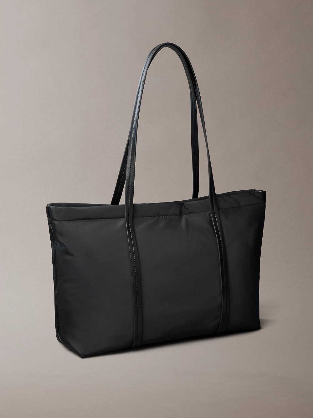 detail Calvin Klein dámska čierna kabelka