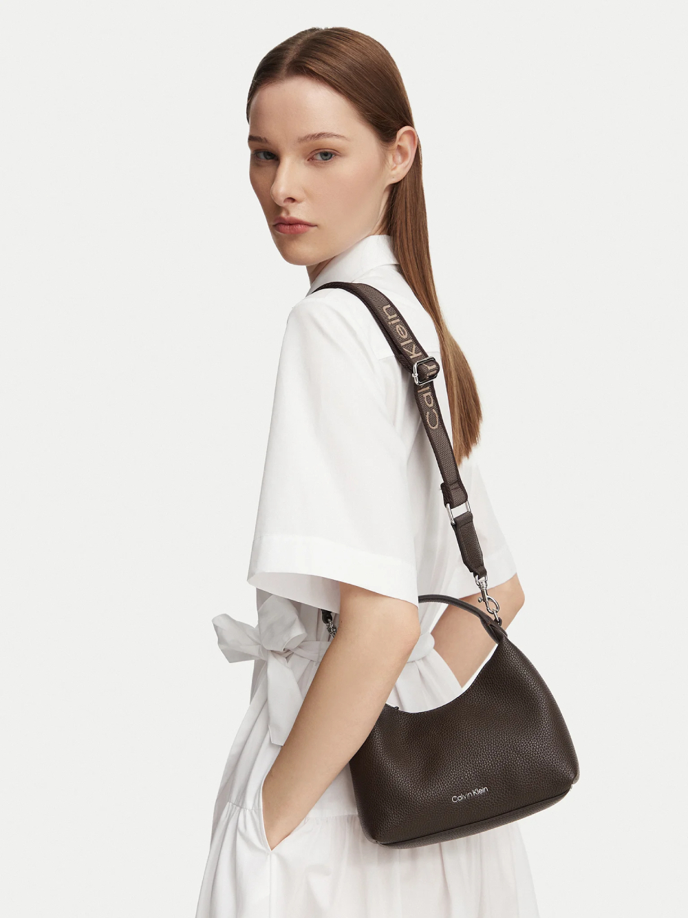 detail Calvin Klein dámska tmavo hnedá kabelka