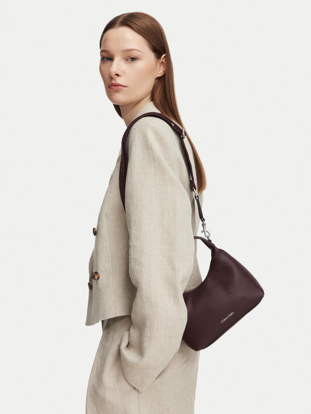 detail Calvin Klein dámska vínová kabelka