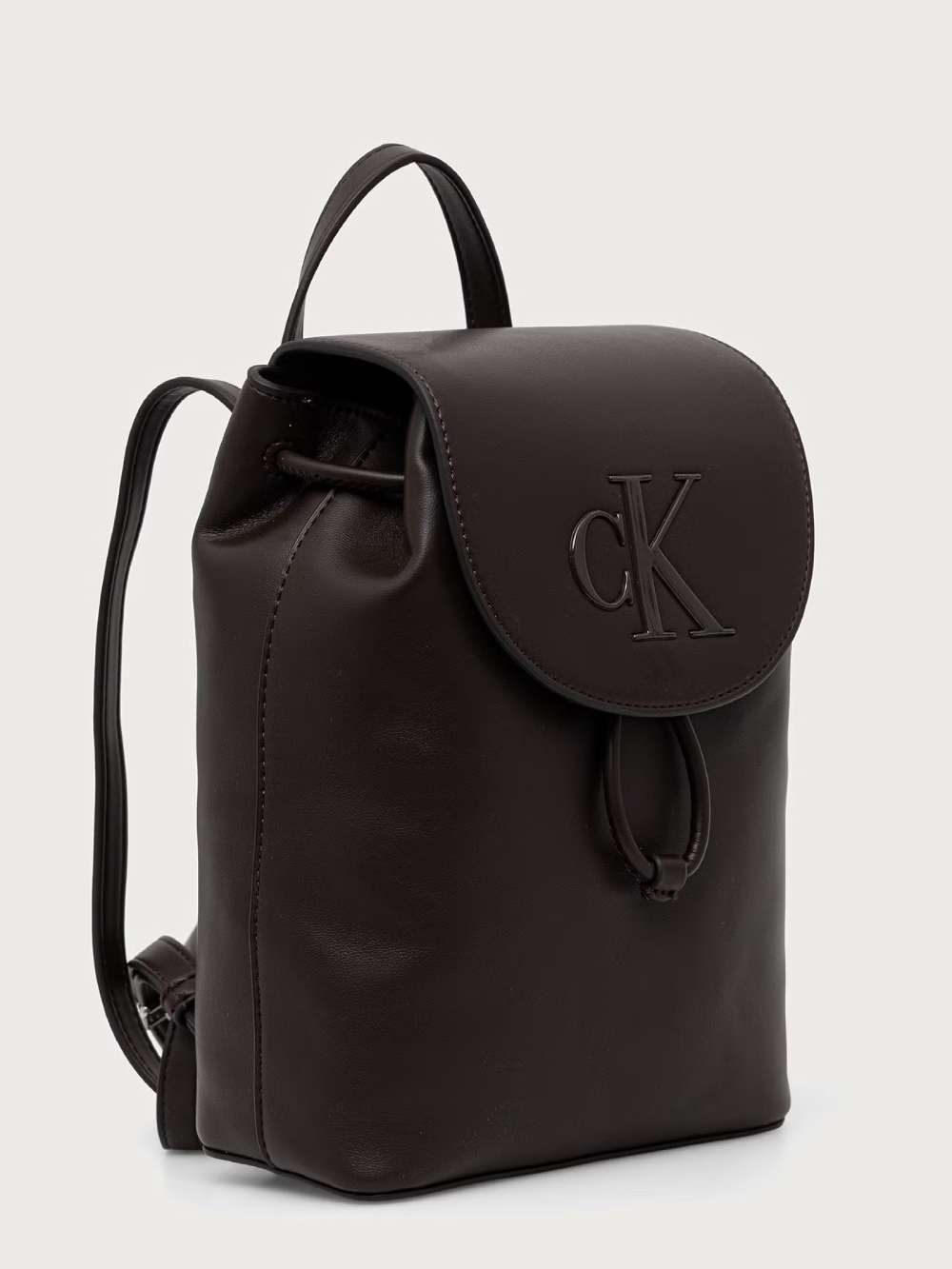 detail Calvin Klein dámsky hnedý batoh