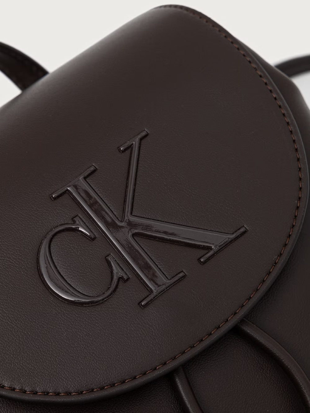 detail Calvin Klein dámsky hnedý batoh