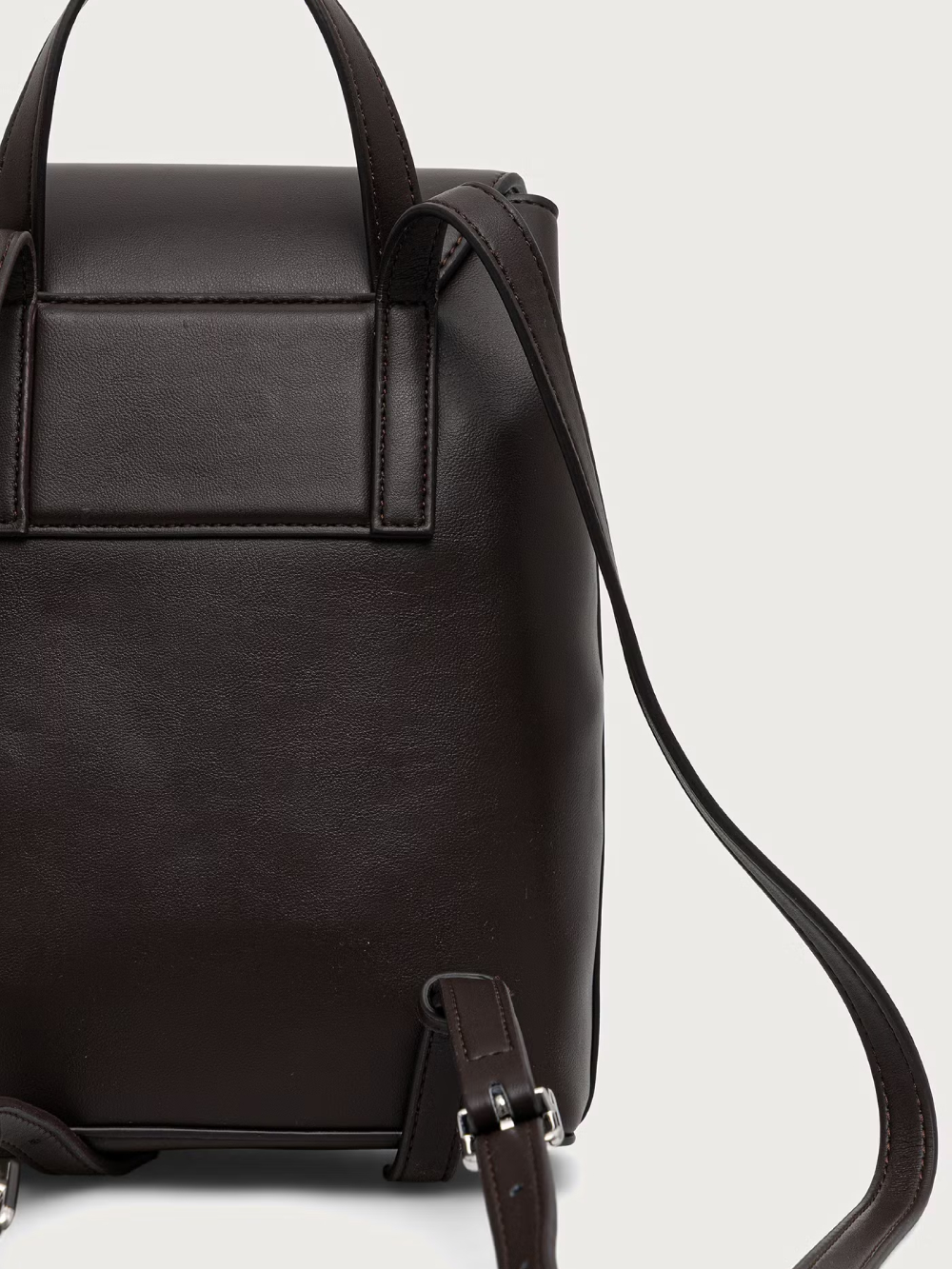 detail Calvin Klein dámsky hnedý batoh