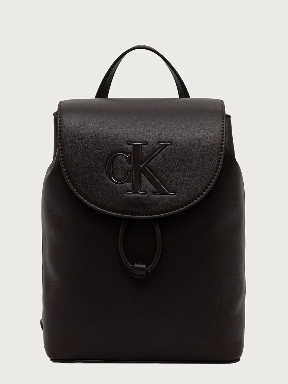 detail Calvin Klein dámsky hnedý batoh