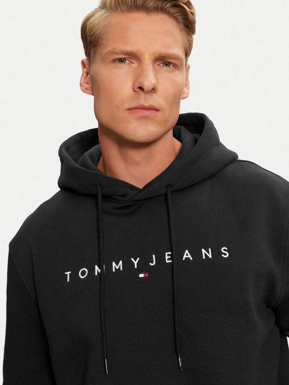detail Tommy Jeans pánska čierna mikina
