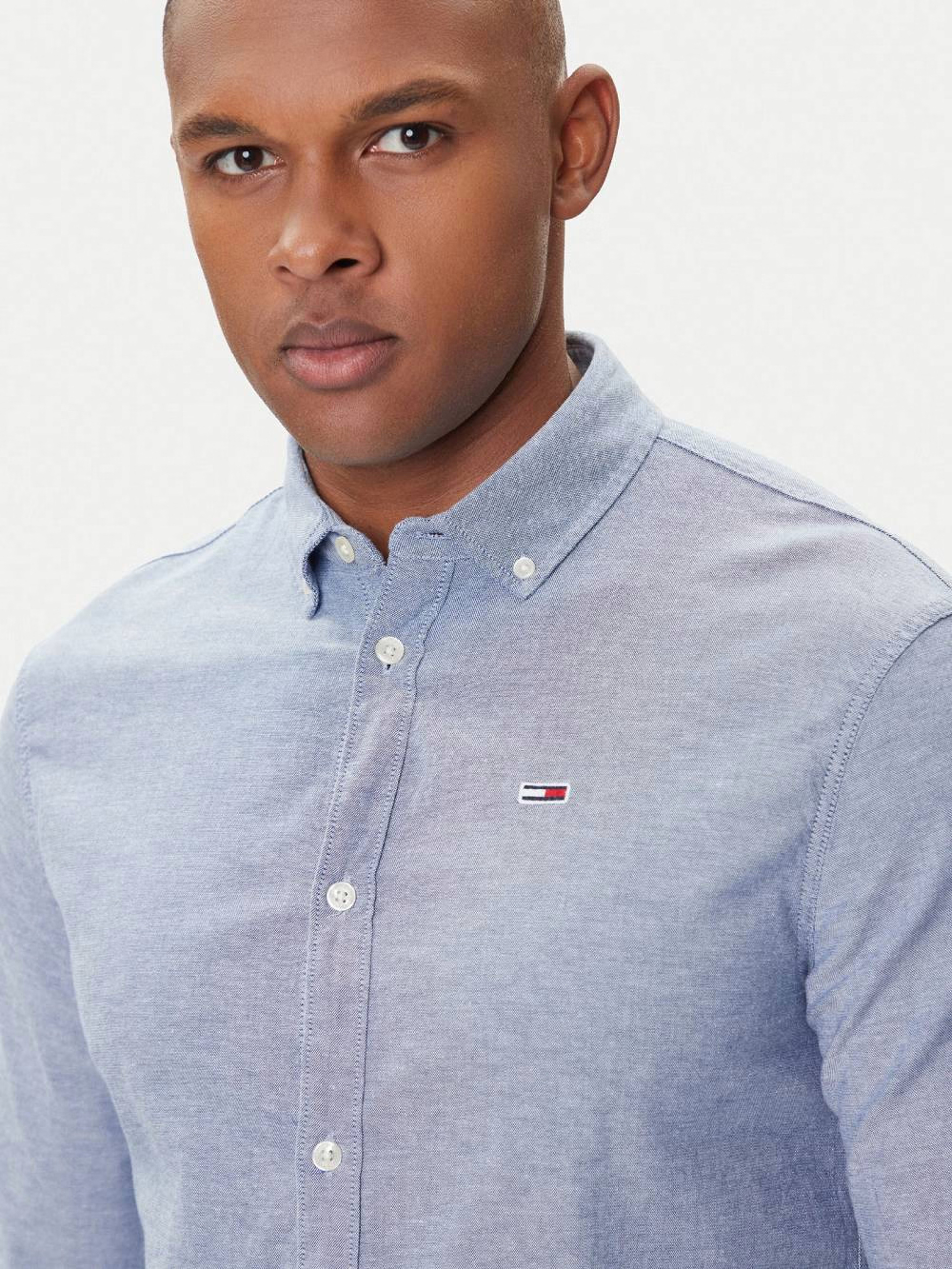 detail Tommy Jeans pánska modrá košeľa