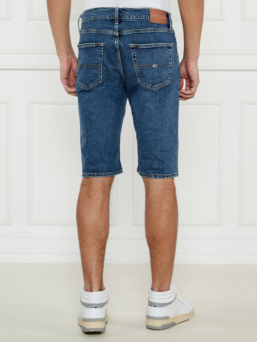 detail Tommy Jeans pánske džínsové kraťasy
