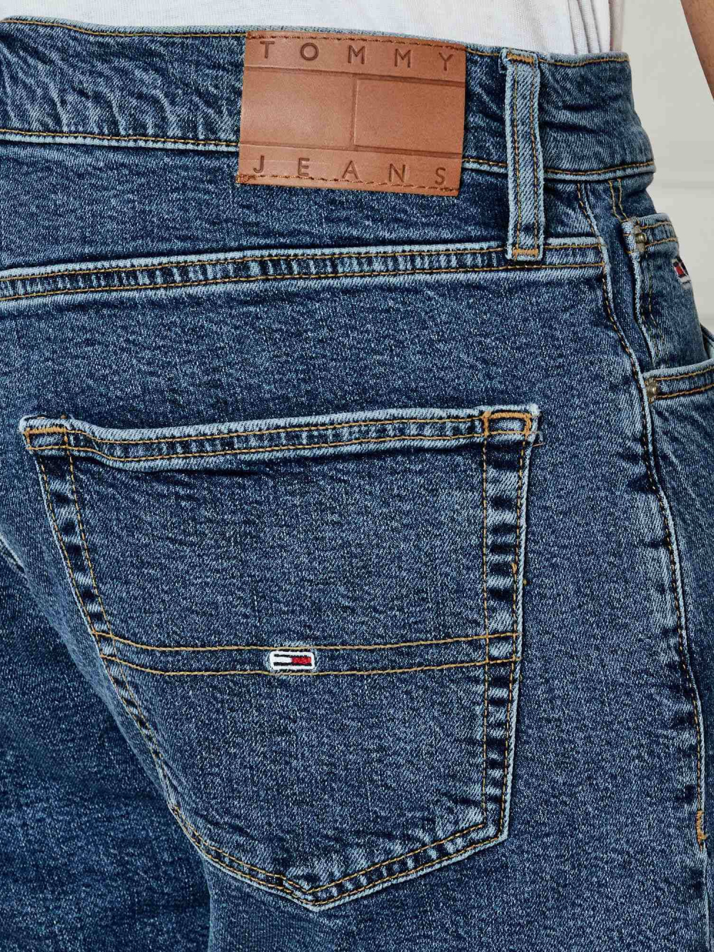 detail Tommy Jeans pánske džínsové kraťasy