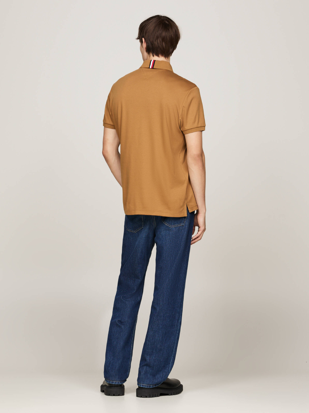 detail Tommy Hilfiger pánske hnedé polo tričko