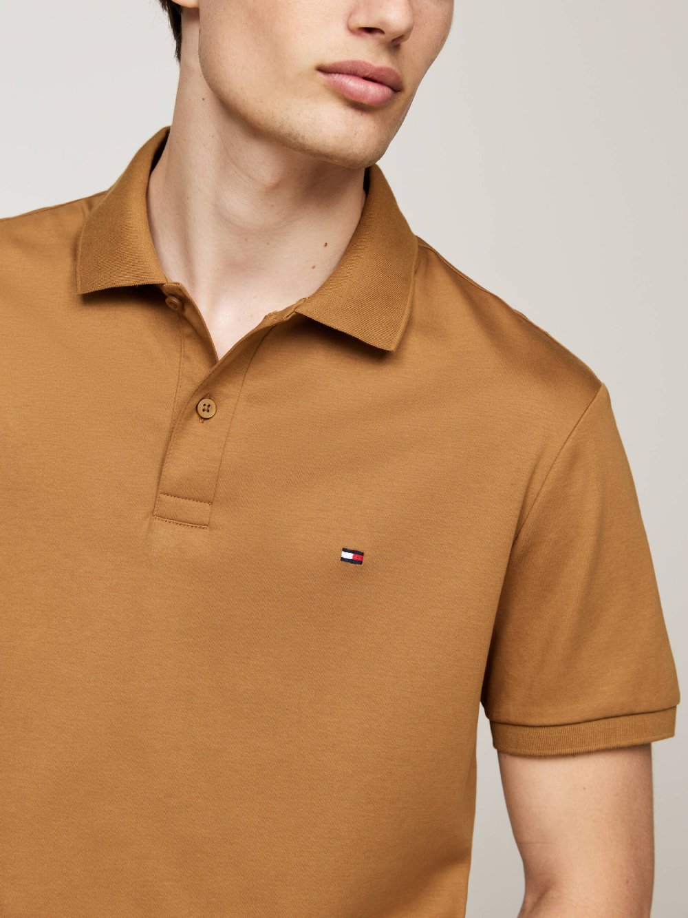 detail Tommy Hilfiger pánske hnedé polo tričko