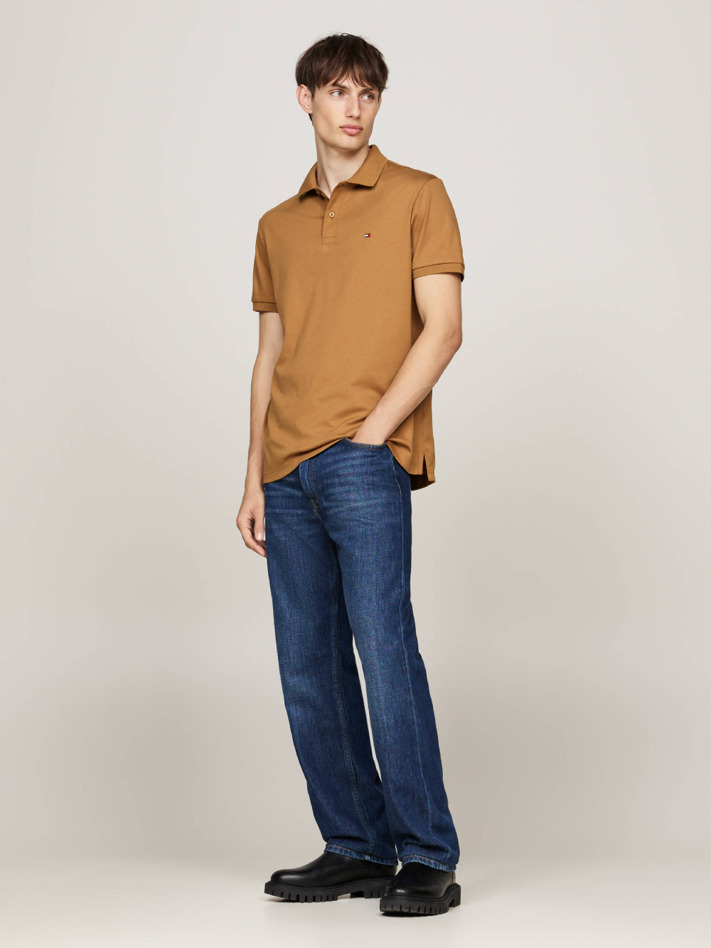 detail Tommy Hilfiger pánske hnedé polo tričko