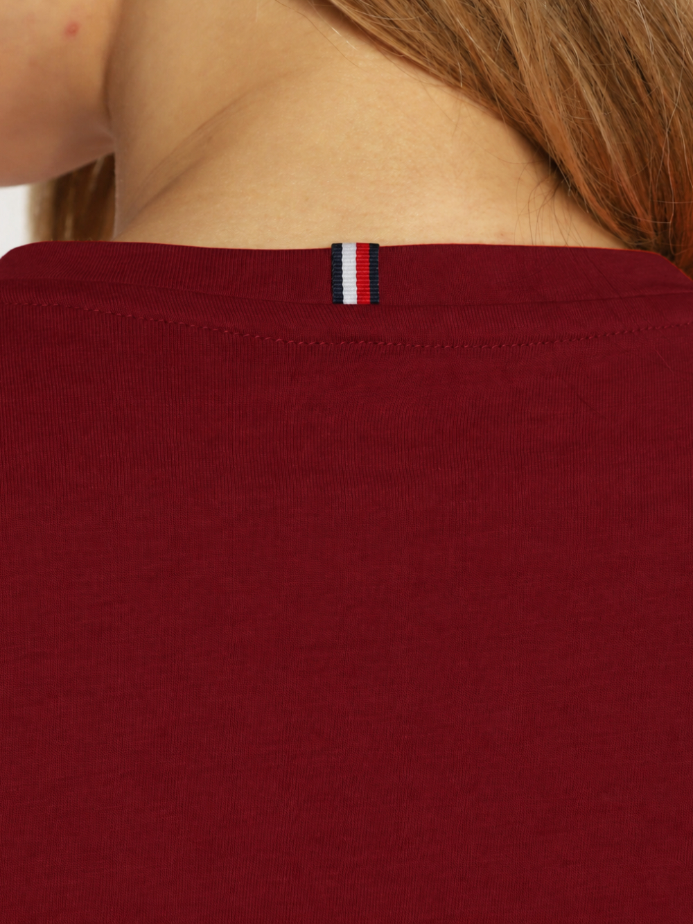 detail Tommy Hilfiger dámske vínové tričko