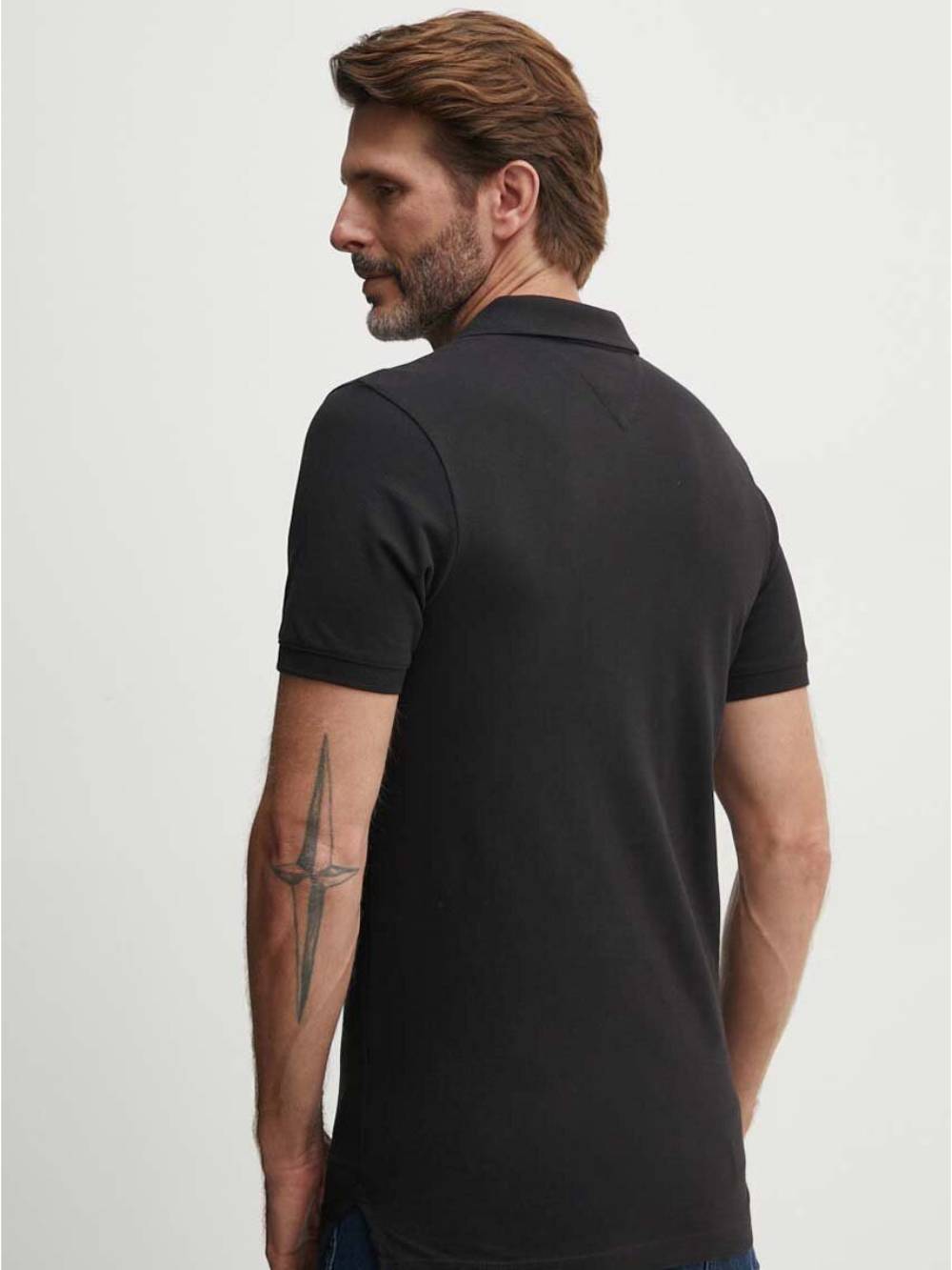 detail Tommy Jeans pánske čierne polo tričko