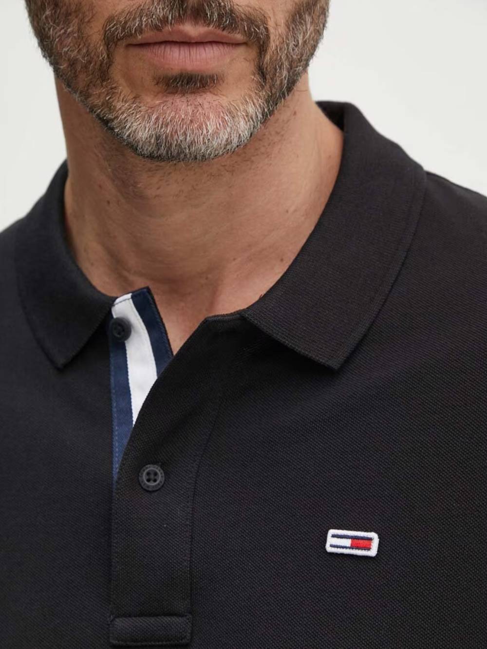 detail Tommy Jeans pánske čierne polo tričko