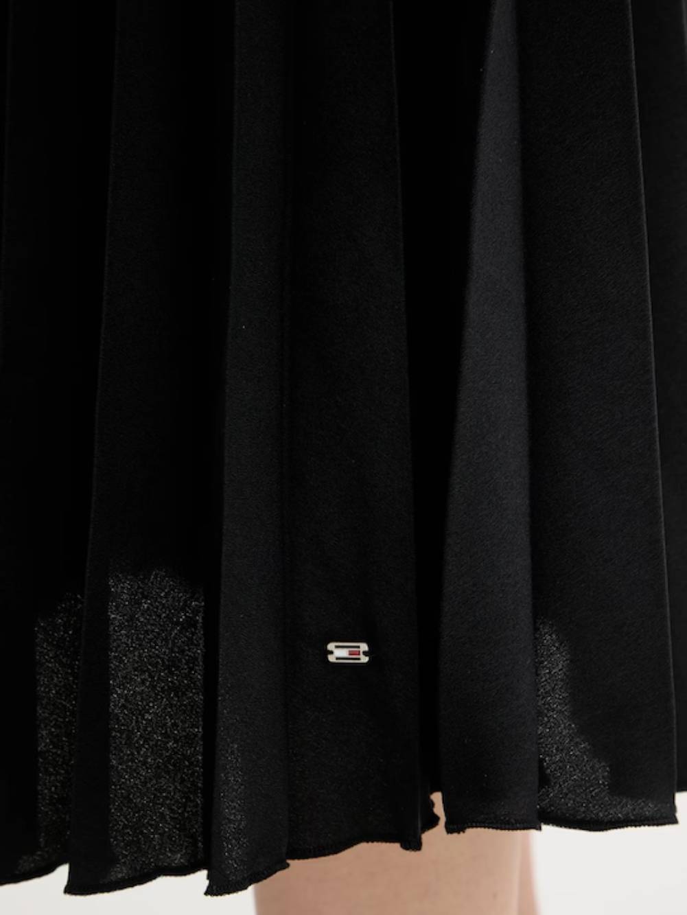 detail Tommy Hilfiger dámske čierne šaty