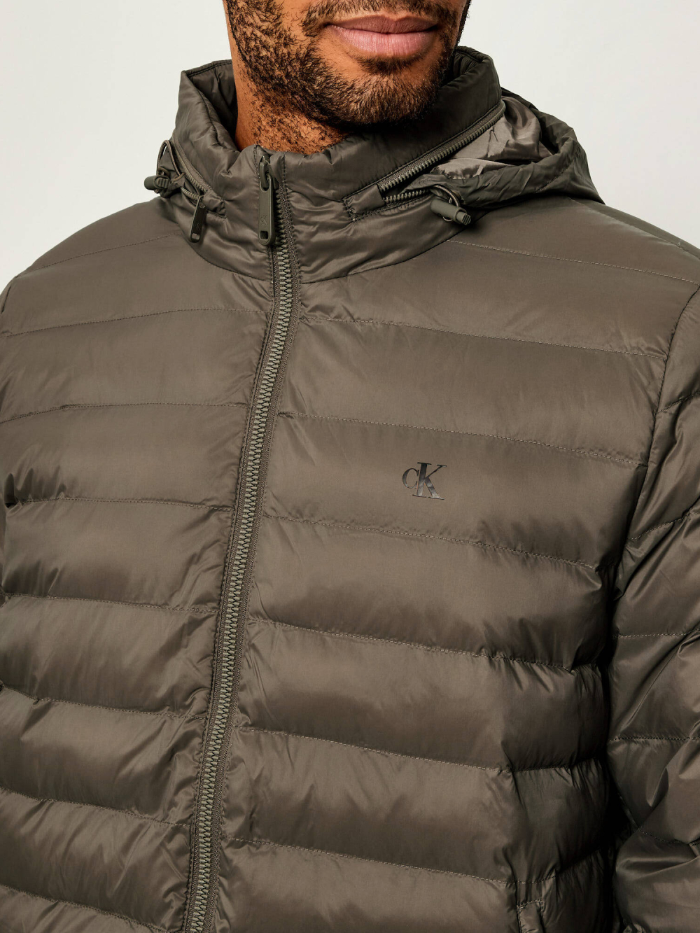 detail Calvin Klein pánska hnedá bunda