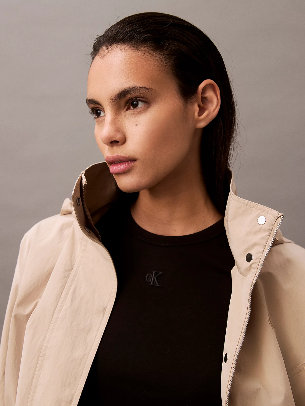 detail Calvin Klein dámske čierne šaty