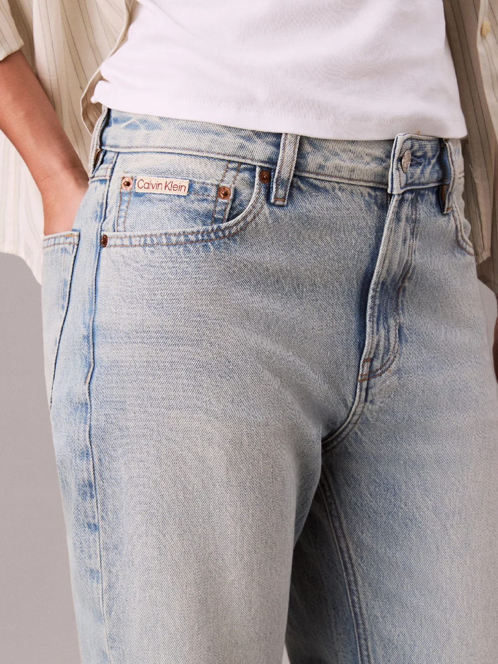 detail Calvin Klein dámske svetlo modré džínsy