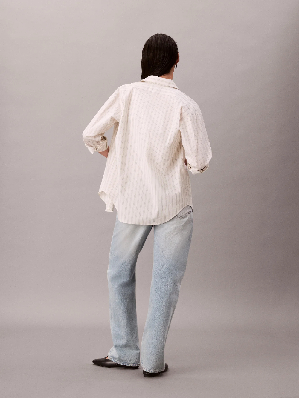 detail Calvin Klein dámske svetlo modré džínsy