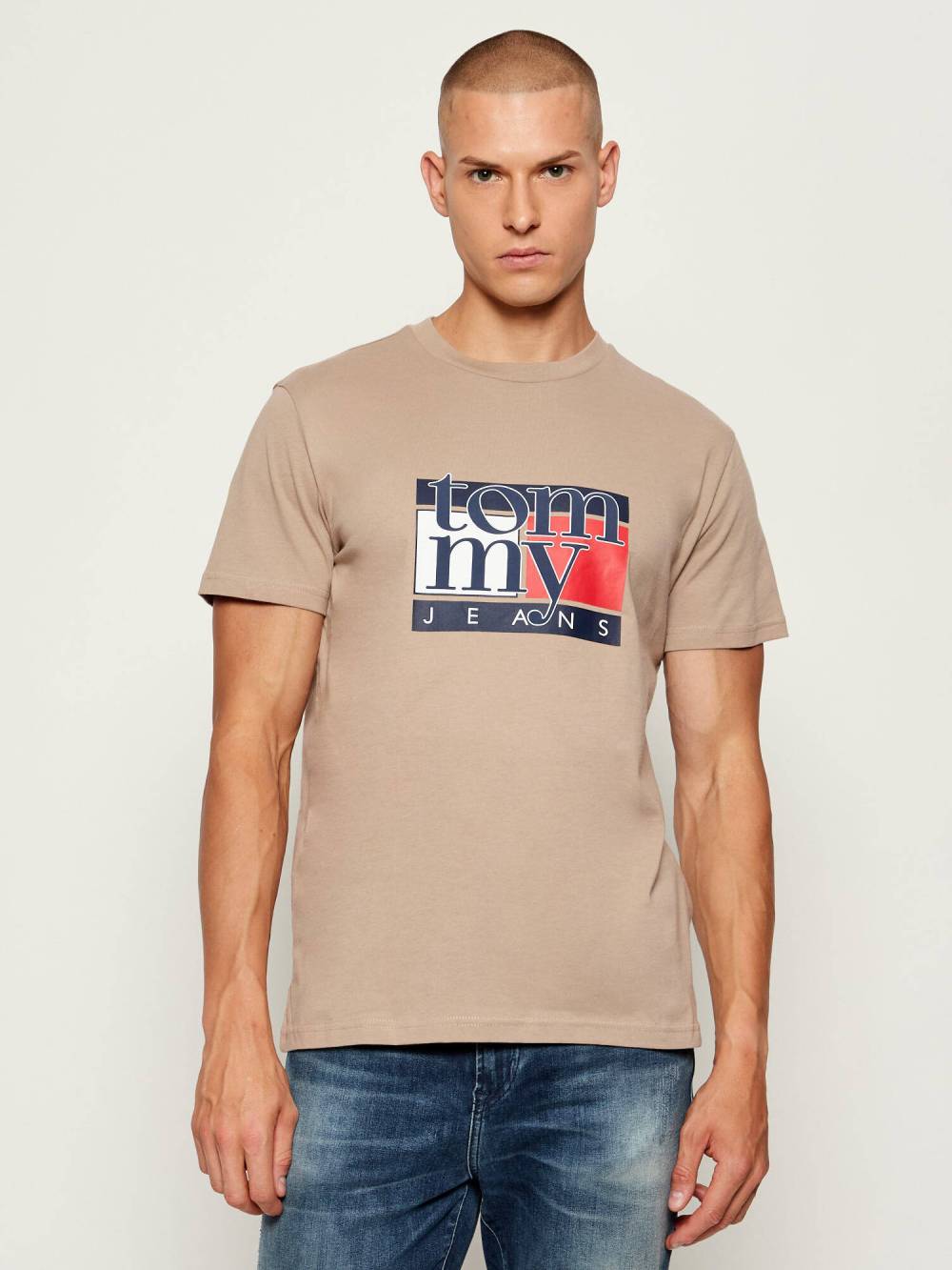 detail Tommy Jeans pánske svetlo hnedé tričko