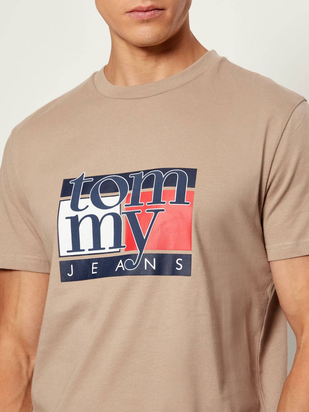 detail Tommy Jeans pánske svetlo hnedé tričko