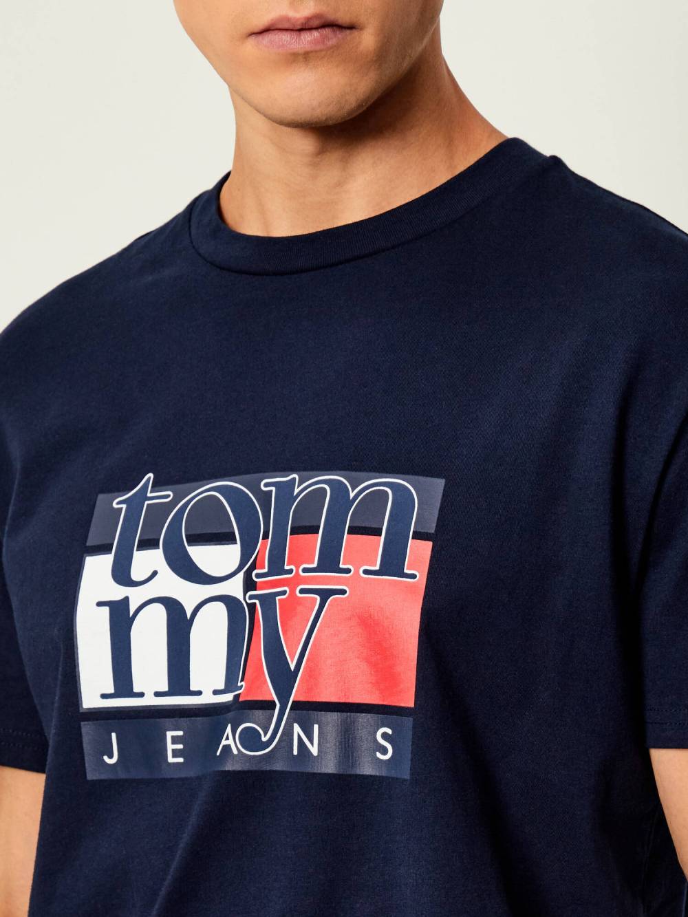 detail Tommy Jeans pánske modré tričko