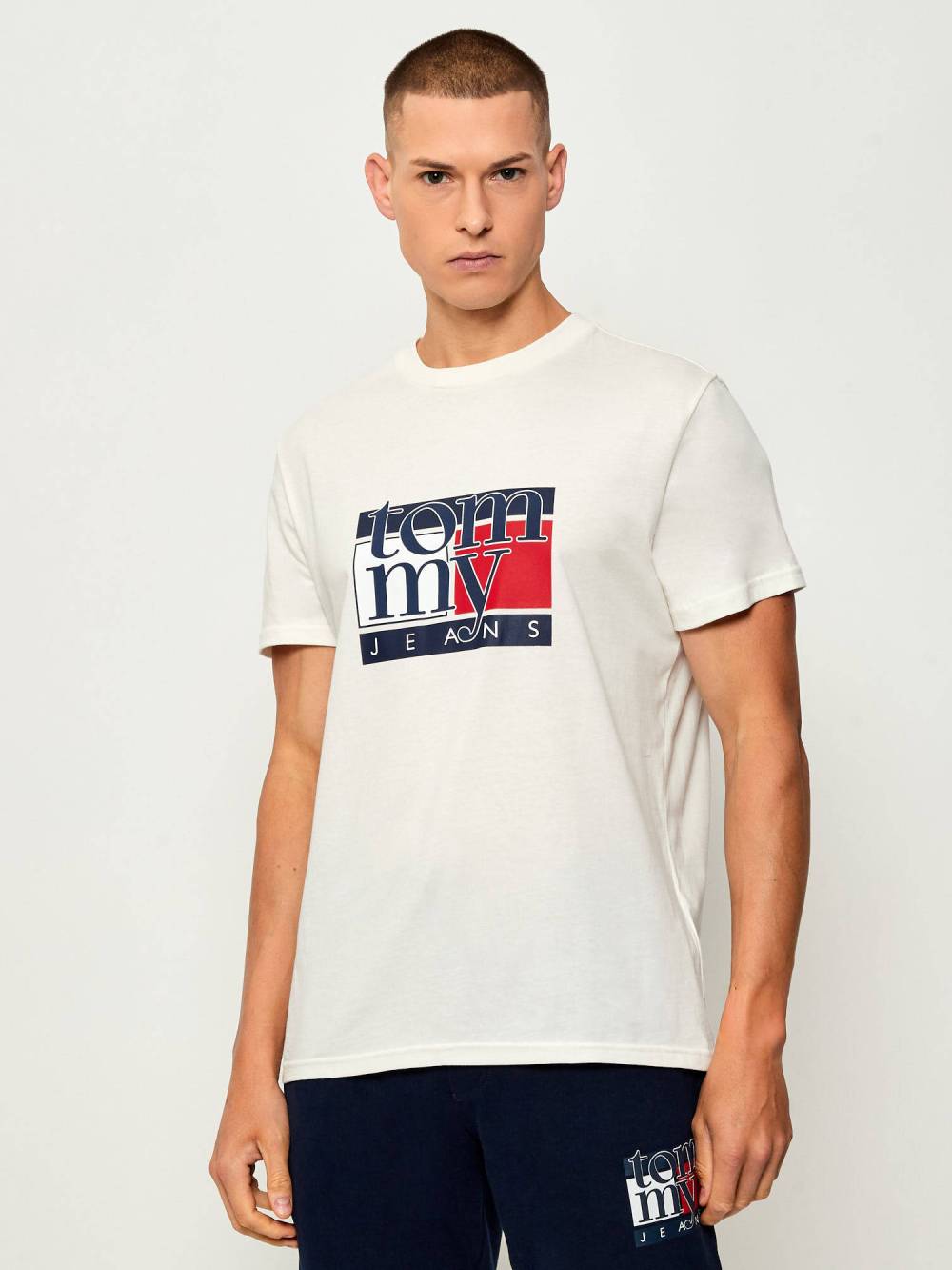 detail Tommy Jeans pánske krémové tričko
